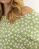 Γυναικεία κοντομάνικη μπλούζα με τύπωμα φύλλα "Farina" πράσινο χρώμα