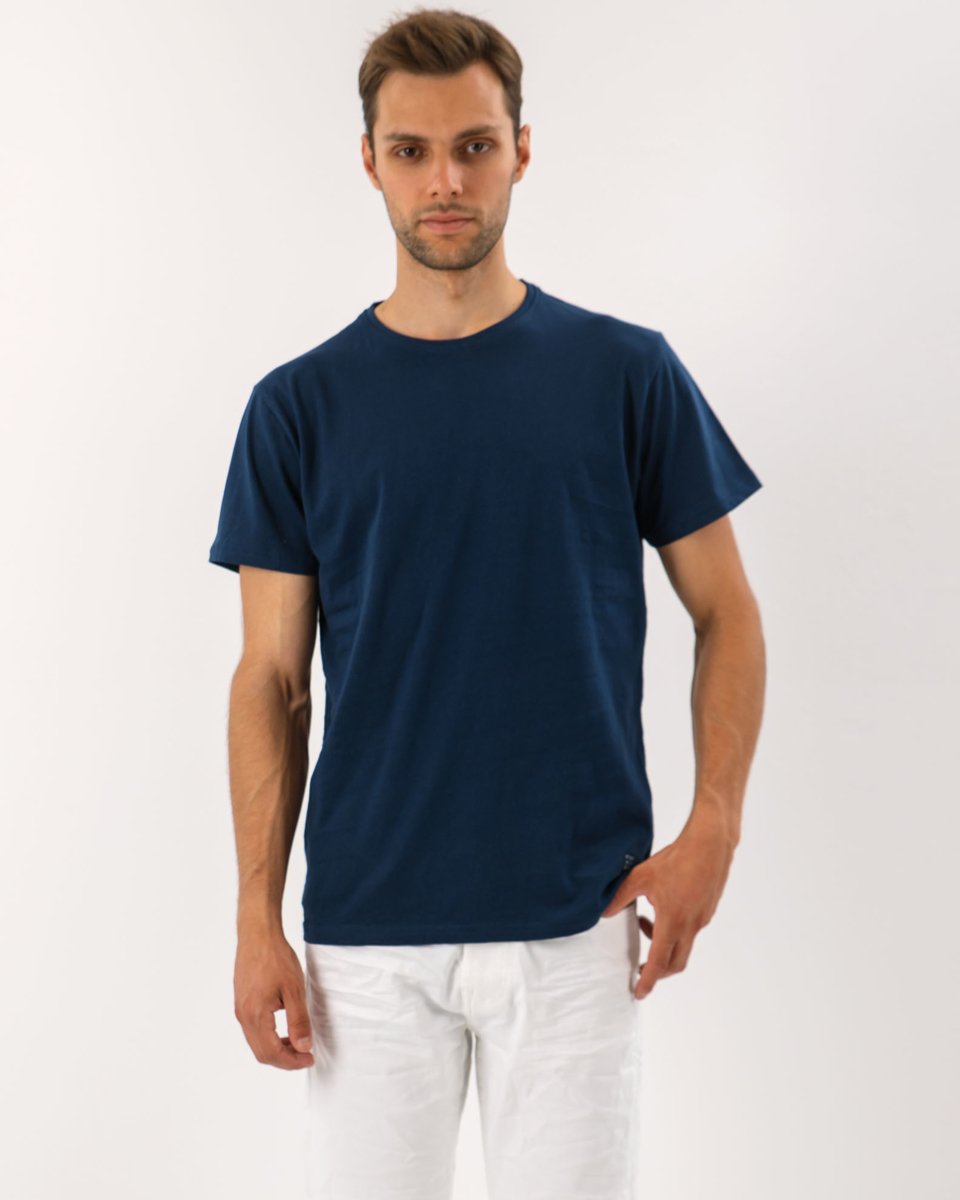 Basic ανδρικό κοντομάνικο t-shirt με στρογγυλή λαιμόκοψη.
