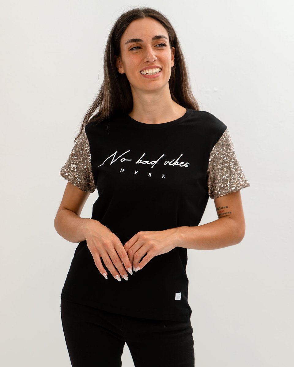 Γυναικεία Κοντομάνικη Μπλούζα με Παγιέτες "No bad vibes" Μαύρο